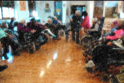 Il gruppo di condivisione dei ricordi con gli anziani ospiti di una casa di riposo