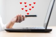 Come evitare l’amore fasullo online e la perdita di soldi